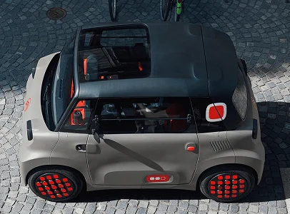 Voiture électrique Citroën Ami gris vue de dessus sur pavé à Villeneuve‑sur‑Lot et à Saint‑Sylvestre‑sur‑Lot dans le Lot‑et‑Garonne 47